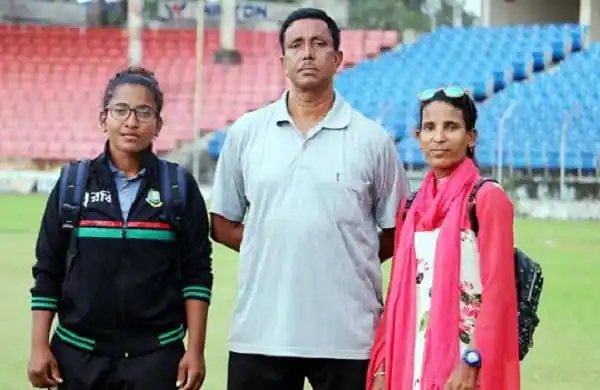 বাংলাদেশ নারী ক্রিকেটার ও কোচ মাঠে দাঁড়িয়ে ছবি তোলা. Channel i News - চ্যানেল আই নিউজ