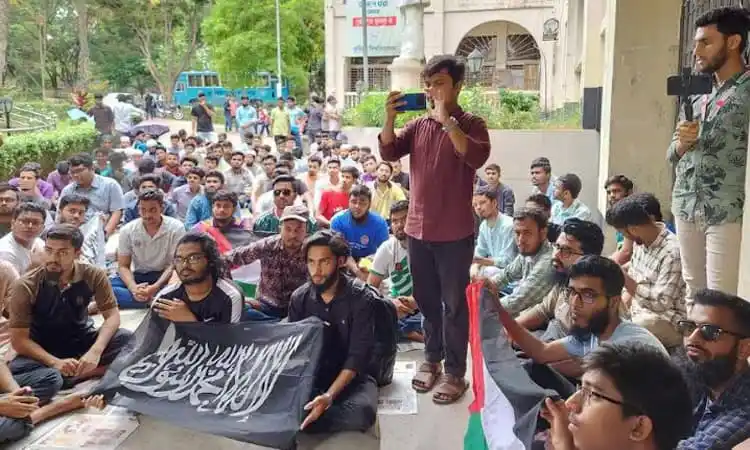 কুবি শিক্ষার্থীদের স্বপ্নীলের স্থায়ী বহিষ্কার দাবিতে অবস্থান কর্মসূচি. Channel i News - চ্যানেল আই নিউজ