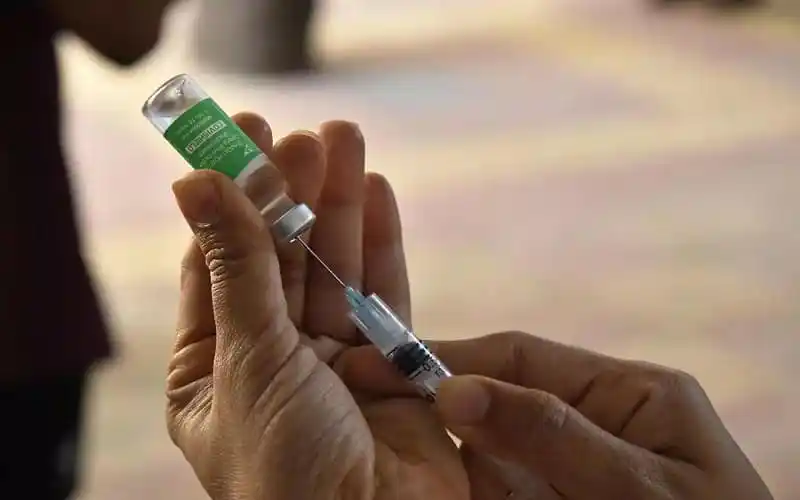 বাংলাদেশে করোনার টিকা নেওয়ার জন্য প্রস্তুত একজন ব্যক্তি. Channel i News - চ্যানেল আই নিউজ