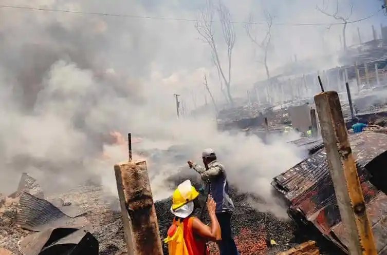রোহিঙ্গা ক্যাম্পে অগ্নিকাণ্ডে ধ্বংসপ্রাপ্ত বসতঘর ও ধোঁয়া. Channel i News - চ্যানেল আই নিউজ