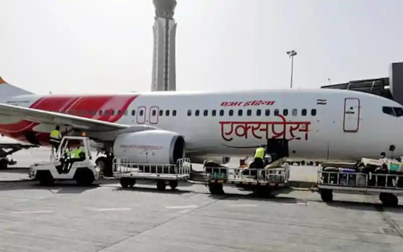 এয়ার ইন্ডিয়ার ফ্লাইটের জন্য বিমানবন্দরে যাত্রী ও কর্মীদের উপস্থিতি. Channel i News - চ্যানেল আই নিউজ