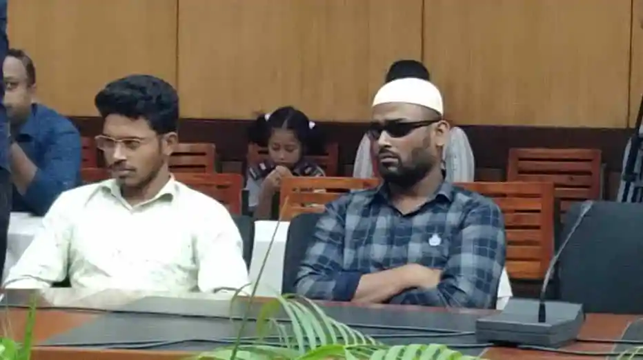 শিব নারায়ন দাসের দান করা চোখের কর্নিয়ায় দৃষ্টি পেয়েছেন দুই তরুণ. Channel i News - চ্যানেল আই নিউজ