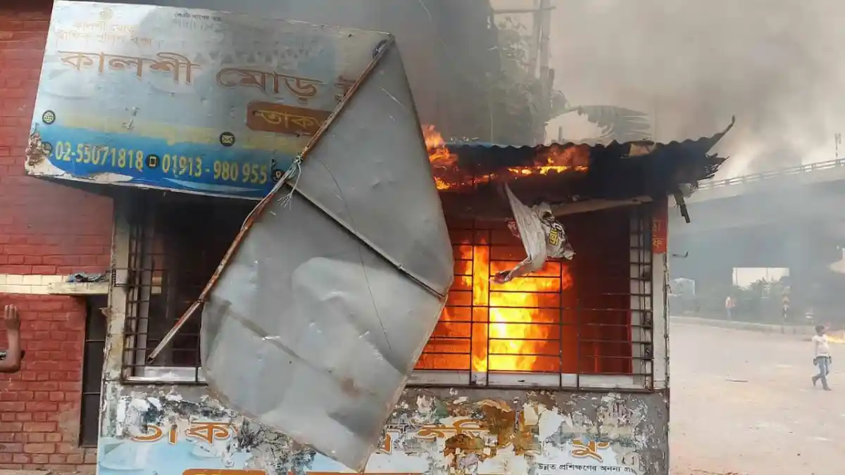 কালশীতে পুলিশ বক্সে আগুন লাগার দৃশ্য, ধোঁয়া ও অগ্নিকাণ্ডের ছবি. Channel i News - চ্যানেল আই নিউজ