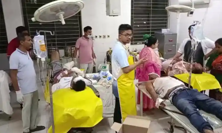 অচেতন আহত ব্যক্তির চিকিৎসা চলছে হাসপাতালে, বেশ কিছু মানুষ দেখছেন. Channel i News - চ্যানেল আই নিউজ