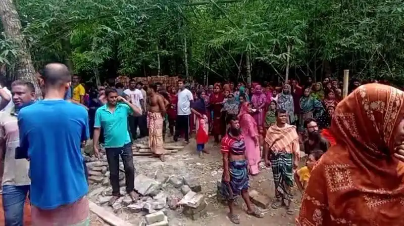 সেপটিক ট্যাংক পরিষ্কার করতে গিয়ে শ্রমিকের মৃত্যু, স্থানীয়রা শোক প্রকাশ. Channel i News - চ্যানেল আই নিউজ
