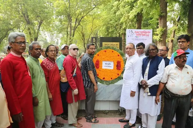 বঙ্গবন্ধুর স্মৃতিস্তম্ভের সামনে শ্রদ্ধাঞ্জলি প্রদান করছেন বিশিষ্ট ব্যক্তিরা. Channel i News - চ্যানেল আই নিউজ
