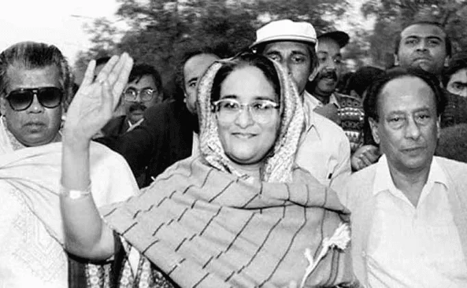 শেখ হাসিনা স্বদেশ প্রত্যাবর্তন দিবসের অনুষ্ঠানে উপস্থিত হন. Channel i News - চ্যানেল আই নিউজ