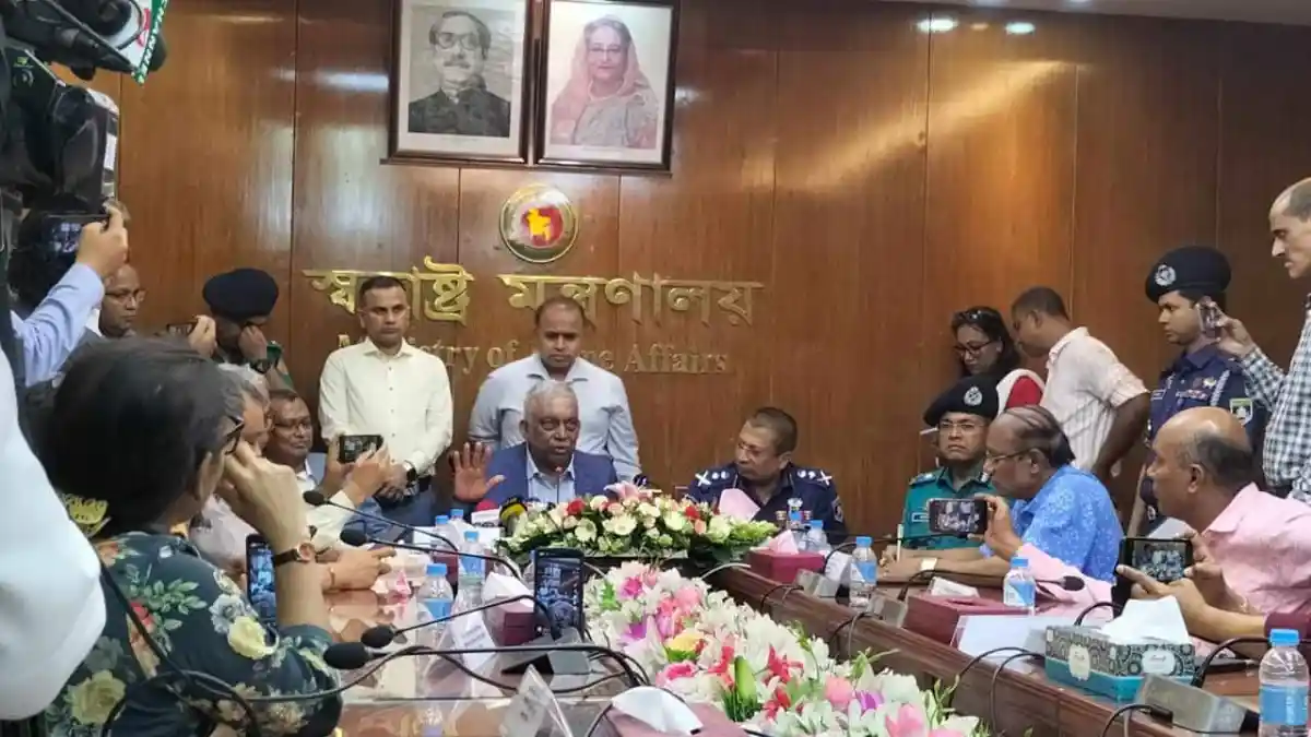 স্বরাষ্ট্রমন্ত্রী ও কর্মকর্তাদের বৈঠক, ছবি তোলা হচ্ছে. Channel i News - চ্যানেল আই নিউজ