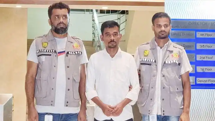 মিল্টন সমাদ্দ্দারকে আদালত প্রাঙ্গণে দেখা যাচ্ছে. Channel i News - চ্যানেল আই নিউজ