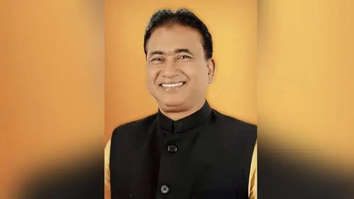 প্রসন্ন মুখের একজন পুরুষ সাংবাদিকের ছবি, হাসিমুখে. Channel i News - চ্যানেল আই নিউজ