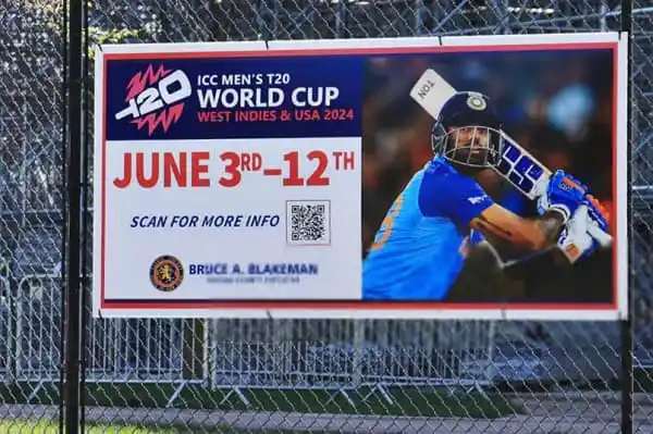 বিশ্বকাপ ক্রিকেটের বিজ্ঞাপন যেখানে একজন ব্যাটসম্যান ব্যাটিং করছে. Channel i News - চ্যানেল আই নিউজ