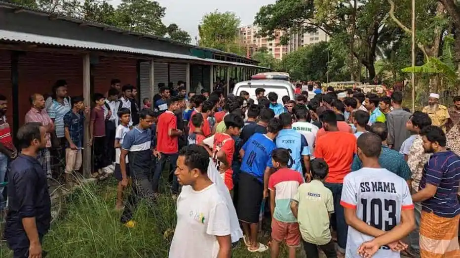 জনসমাগমের মধ্যে পুলিশ ও স্থানীয়রা ঘটনাস্থলে উপস্থিত. Channel i News - চ্যানেল আই নিউজ