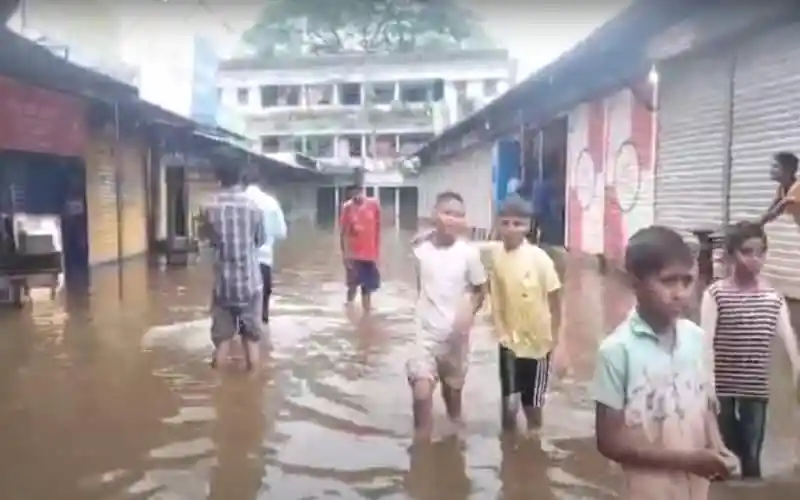 সিলেটে বন্যার পানিতে ডুবে গেছে শহরের রাস্তাগুলি, মানুষ চলাচল করছে পানির মধ্যে. Channel i News - চ্যানেল আই নিউজ