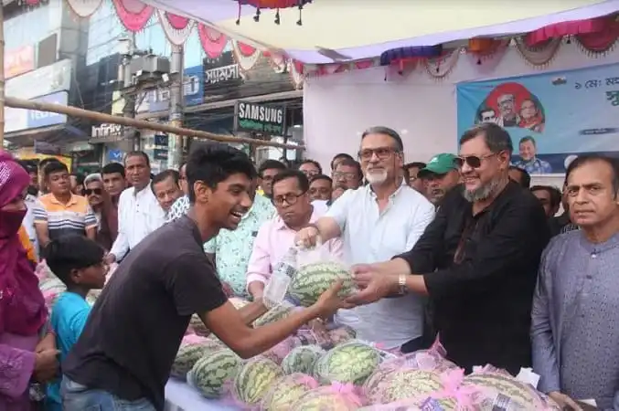শিক্ষার্থীদের মাঝে ফল বিতরণ অনুষ্ঠানে নেতৃবৃন্দ উপস্থিত. Channel i News - চ্যানেল আই নিউজ