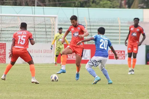 বাংলাদেশের ফুটবল ম্যাচে কিংস ও মোহামেডানের খেলোয়াড়রা প্রতিদ্বন্দ্বিতা করছে. Channel i News - চ্যানেল আই নিউজ
