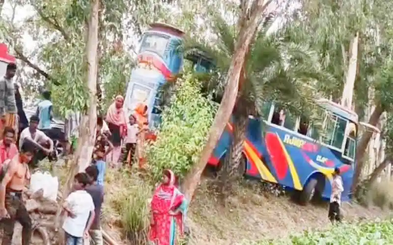 গাছের সাথে বাসের ধাক্কায় আহত ২৫ জনের ছবি. Channel i News - চ্যানেল আই নিউজ