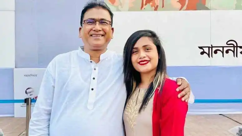 এমপি আনোয়ারুলের কন্যাকে কলকাতায় নেওয়া হচ্ছে, হাসিমুখে ছবি. Channel i News - চ্যানেল আই নিউজ