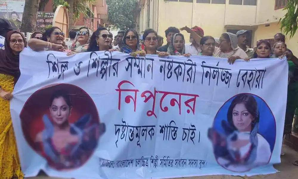 নিপুণের জন্য শাস্তির দাবিতে মানববন্ধনে অংশগ্রহণকারীরা. Channel i News - চ্যানেল আই নিউজ