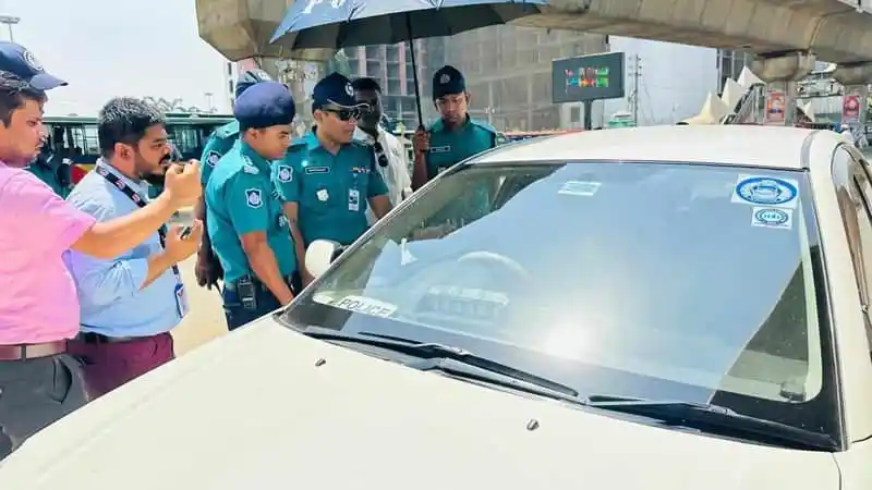 পুলিশ সদস্যরা ভুয়া স্টিকার পরীক্ষা করছে, যানবাহন যাচাই. Channel i News - চ্যানেল আই নিউজ