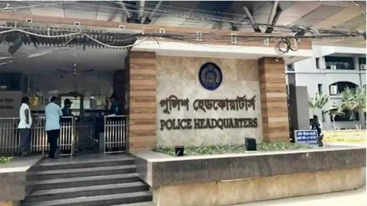 পুলিশ হেডকোয়ার্টার্স ভবনের সামনে দর্শনার্থীরা. Channel i News - চ্যানেল আই নিউজ