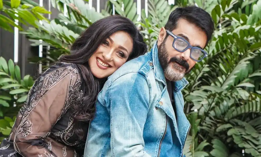 একটি প্রেমময় দম্পতি প্রকৃতির মাঝে হাসিমুখে ছবি তুলছেন. Channel i News - চ্যানেল আই নিউজ