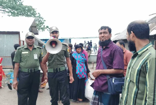 আনসার সদস্যরা ঘূর্ণিঝড় মোকাবেলায় প্রস্তুত, জনসাধারণের সঙ্গে আলোচনা করছে. Channel i News - চ্যানেল আই নিউজ