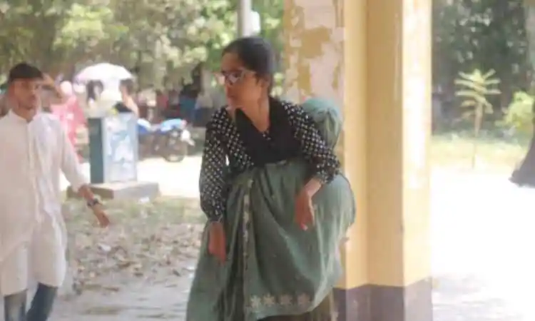 বিশ্ববিদ্যালয়ে হাঁটতে শেখা মীমের ছবি, শিক্ষার্থীর স্বপ্নের গল্প. Channel i News - চ্যানেল আই নিউজ