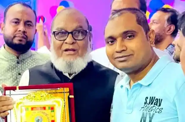 নাট্যকার রাজীব মণি দাস বিসিআরসি এক্সিলেন্স অ্যাওয়ার্ড গ্রহণ করছেন. Channel i News - চ্যানেল আই নিউজ