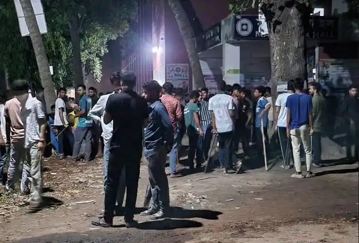 ছাত্রলীগ নেতাকর্মীদের হাতে অস্ত্র, চোখে পড়েনি প্রক্টর. Channel i News - চ্যানেল আই নিউজ