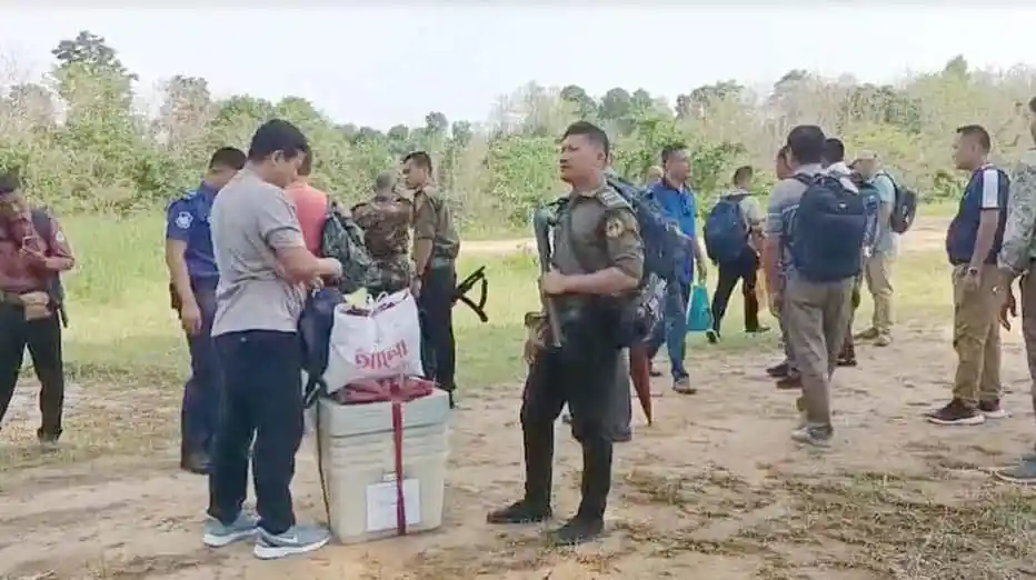 বিমান বাহিনীর হেলিকপ্টারে ৯ দুর্গম ভোটকেন্দ্রে পৌঁছেছে নির্বাচনের সরঞ্জাম. Channel i News - চ্যানেল আই নিউজ