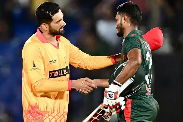 বাংলাদেশ ও জিম্বাবুয়ে ক্রিকেটাররা শুভেচ্ছা বিনিময় করছেন. Channel i News - চ্যানেল আই নিউজ