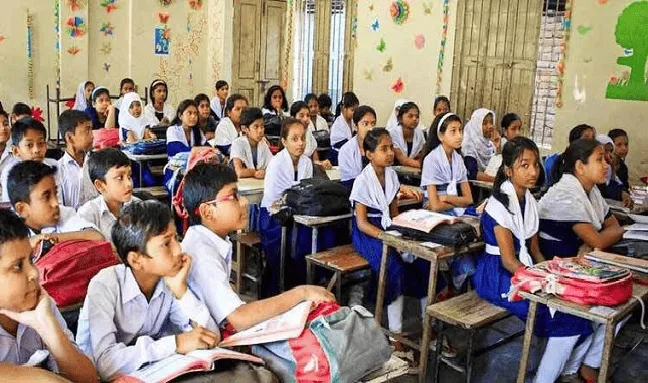 বাংলাদেশের স্কুলে শিক্ষার্থীরা ক্লাসে মনোযোগী।. Channel i News - চ্যানেল আই নিউজ