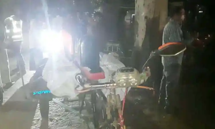 ফেরার পথে লাশের পাশে দাঁড়িয়ে থাকা মানুষ ও সাইকেল. Channel i News - চ্যানেল আই নিউজ