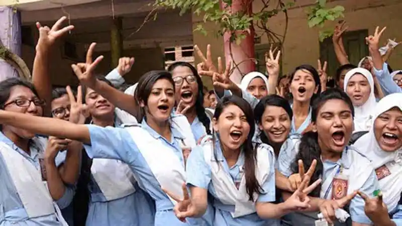 ছাত্রীরা এসএসসি ফলের খুশিতে উল্লসিত ও মজা করছে. Channel i News - চ্যানেল আই নিউজ