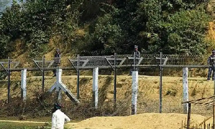 বাংলাদেশ-মিয়ানমার সীমান্তে সীমান্তরক্ষীরা নজরদারি করছে. Channel i News - চ্যানেল আই নিউজ