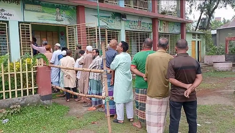 জনগণ ভোটের জন্য লাইনে দাঁড়িয়ে, উপজেলা নির্বাচন. Channel i News - চ্যানেল আই নিউজ
