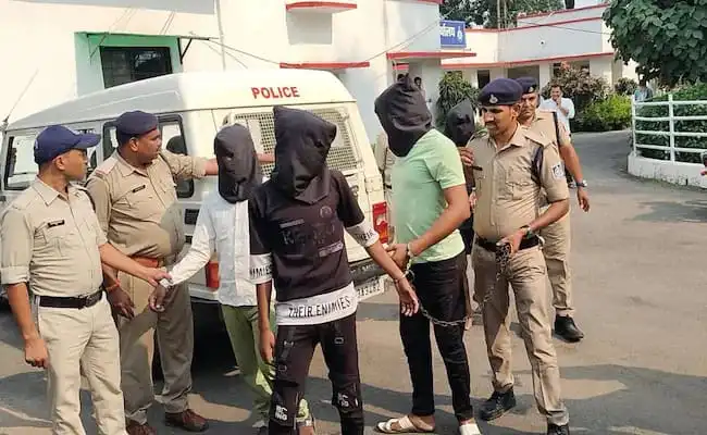 পুলিশের উপস্থিতিতে একজন যুবককে আটক করা হচ্ছে. Channel i News - চ্যানেল আই নিউজ