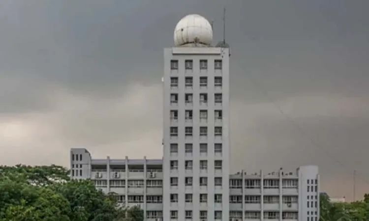 আবহাওয়া পরিবর্তনের কারণে আকাশে মেঘাচ্ছন্ন, ঝড়-বৃষ্টির সম্ভাবনা. Channel i News - চ্যানেল আই নিউজ