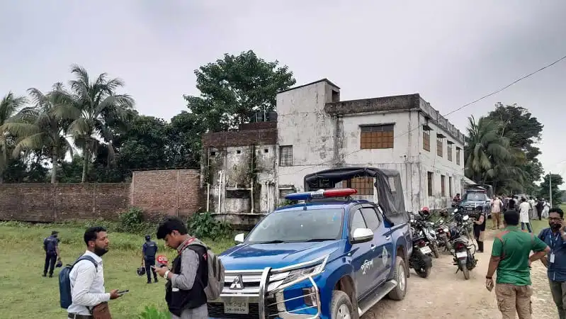 নেত্রকোনায় জঙ্গী আস্তানা সন্দেহে পুলিশের অভিযান. Channel i News - চ্যানেল আই নিউজ