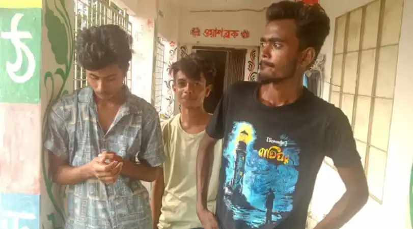 তিন যুবক ভোটার কেন্দ্রে জাল ভোট দেয়ার সময় আটক. Channel i News - চ্যানেল আই নিউজ