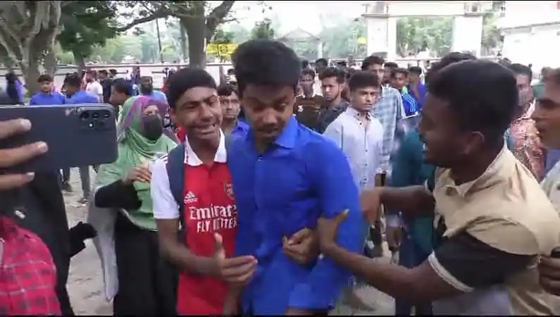 কান্নাকরা ছাত্রের পাশে অন্য ছাত্ররা সমবেদনা প্রকাশ করছে. Channel i News - চ্যানেল আই নিউজ
