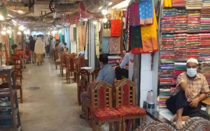 পোশাকের বাজারে ক্রেতা নেই, দোকানগুলো খালি. Channel i News - চ্যানেল আই নিউজ