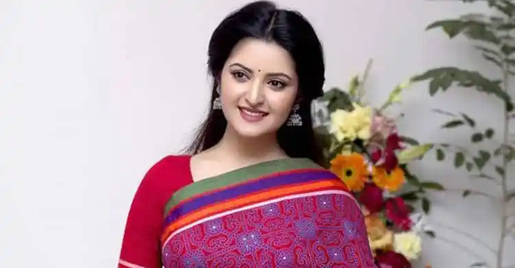 আদালতে আত্মসমর্পণরত চিত্রনায়িকা পরীমনি, হাসিমুখে উপস্থিত. Channel i News - চ্যানেল আই নিউজ