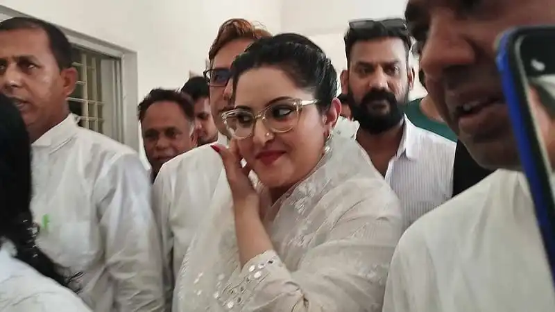 পরীমনি জামিন পেয়ে সাংবাদিকদের সাথে কথা বলছেন. Channel i News - চ্যানেল আই নিউজ