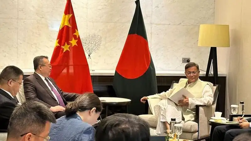 প্রধানমন্ত্রী চীনা ও বাংলাদেশের পতাকা পাশে বৈঠক করছেন. Channel i News - চ্যানেল আই নিউজ