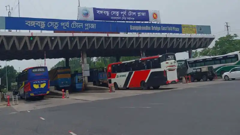 বঙ্গবন্ধু সেতু টোল প্লাজায় বিভিন্ন বাস ও যানবাহন. Channel i News - চ্যানেল আই নিউজ