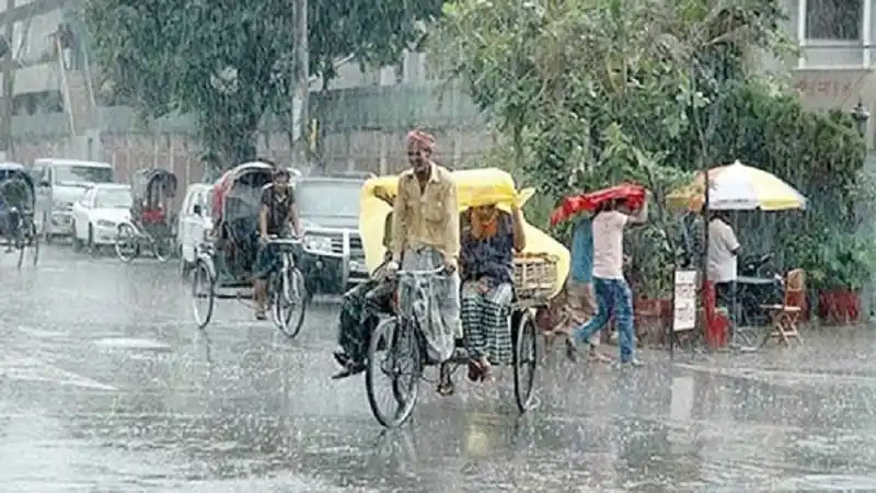 বৃষ্টির সময় রিকশা ও অটোরিকশা চলাচল করছে, পথচারীরা ছাতা ব্যবহার করছে. Channel i News - চ্যানেল আই নিউজ