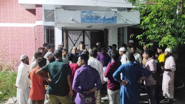 সিরাজগঞ্জে ট্রাক-সিএনজি সংঘর্ষের ঘটনাস্থলে মানুষজনের সমাগম. Channel i News - চ্যানেল আই নিউজ