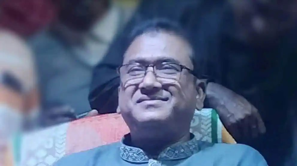 প্রসন্ন মুখের সঙ্গে হাস্যোজ্জ্বল ব্যক্তি, চ্যানেল আই অনলাইন. Channel i News - চ্যানেল আই নিউজ