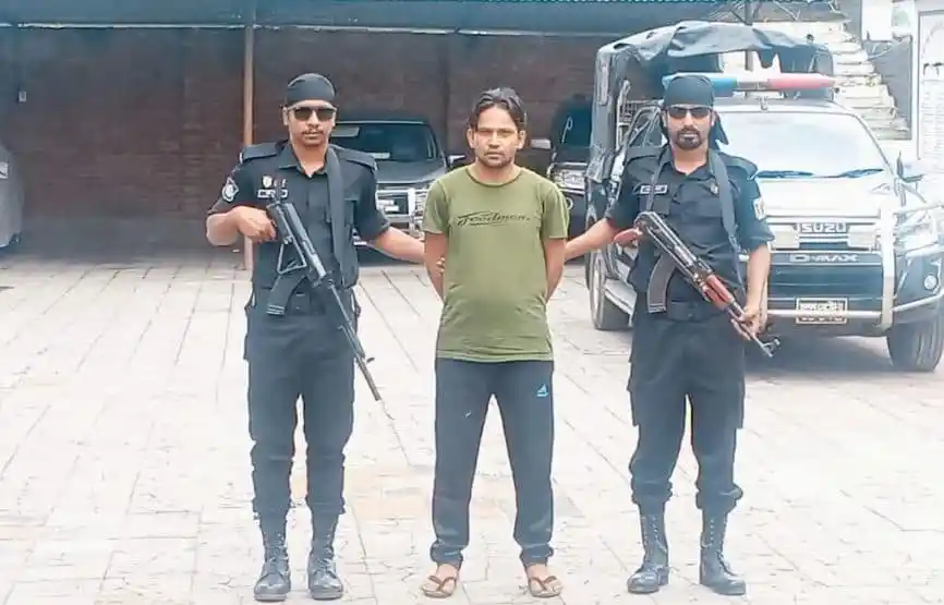আরসা কমান্ডারকে গ্রেপ্তার, দুই পুলিশ সদস্যের সঙ্গে আটক ব্যক্তি. Channel i News - চ্যানেল আই নিউজ